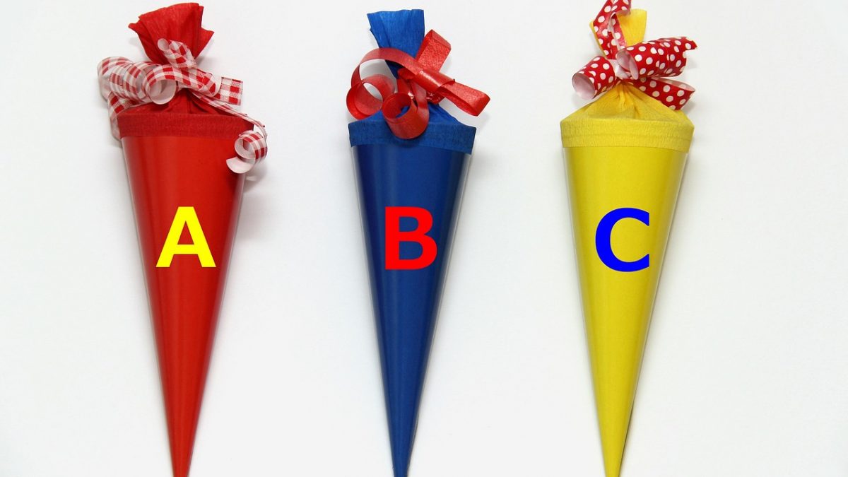Bunte Schultüten mit den Buchstaben "ABC"