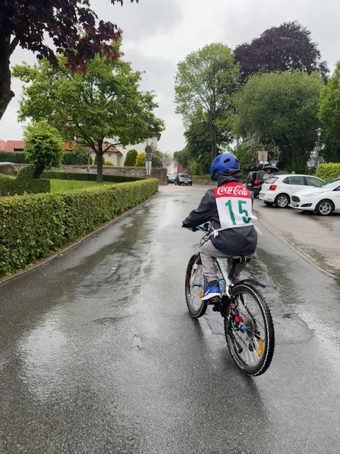 Ein Kind auf einem Fahrrad, von hinten fotografiert